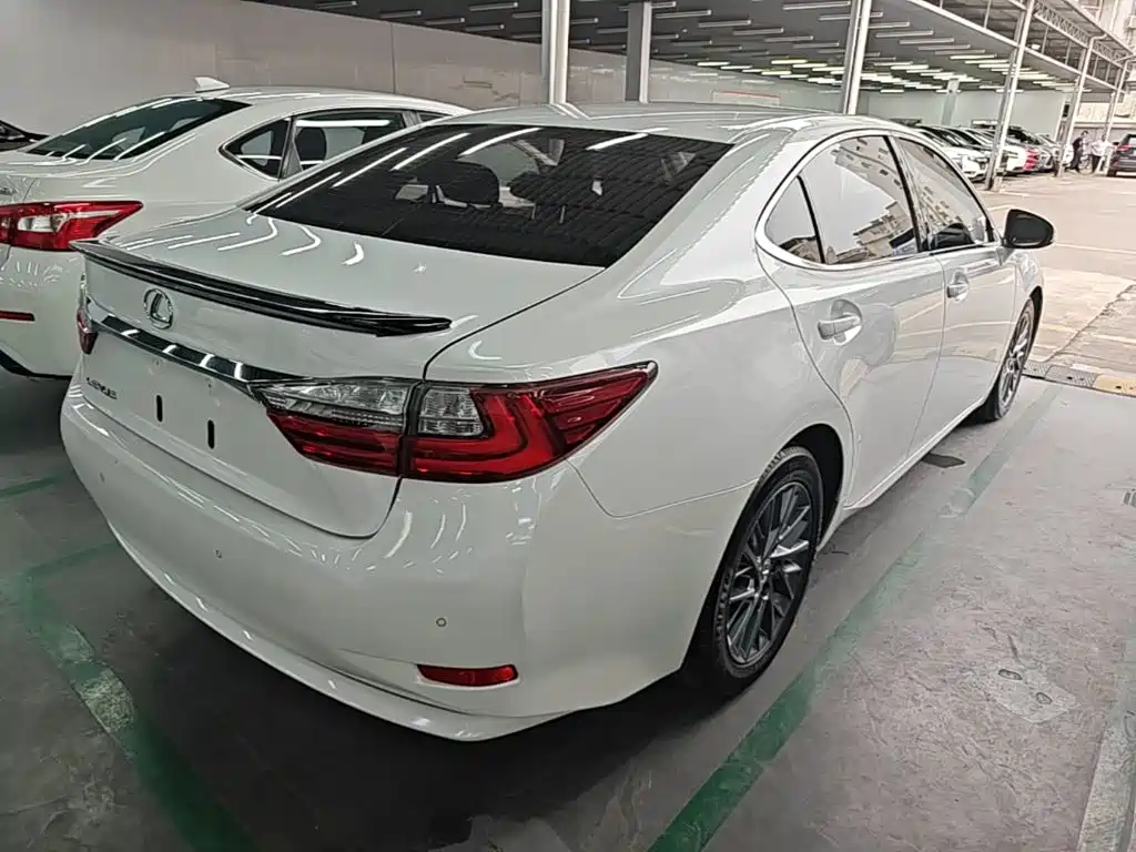 Lexus ES 2018 — фото 5