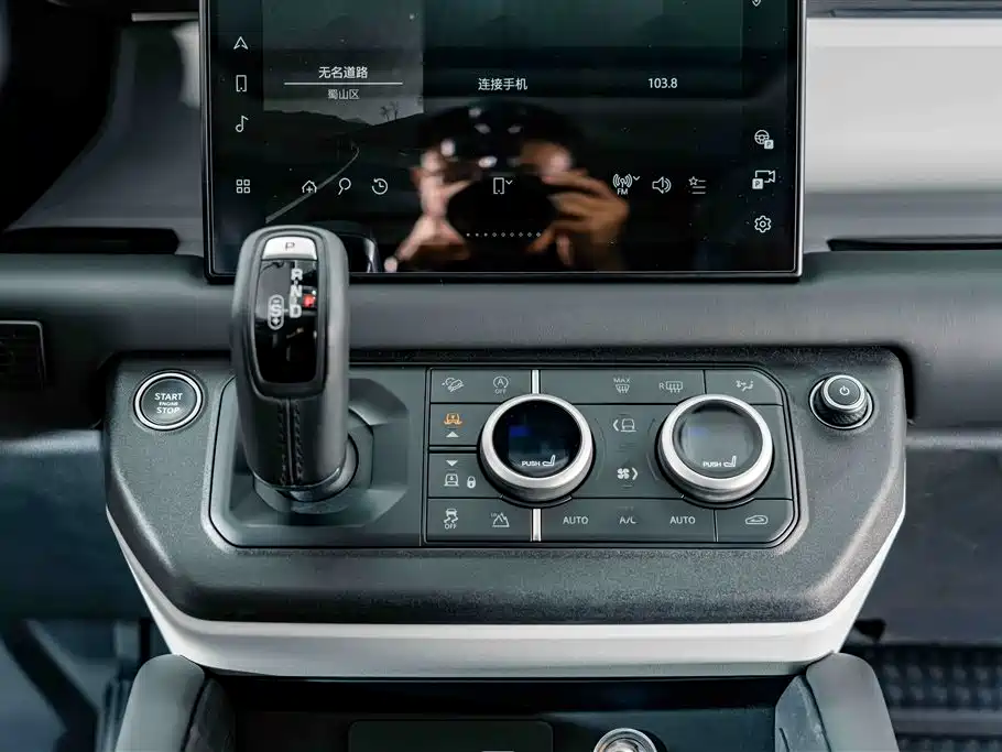 Land Rover Defender 2024 — фото 16