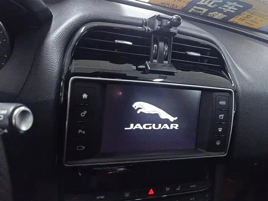 Jaguar F-PACE 2016 — фото 13