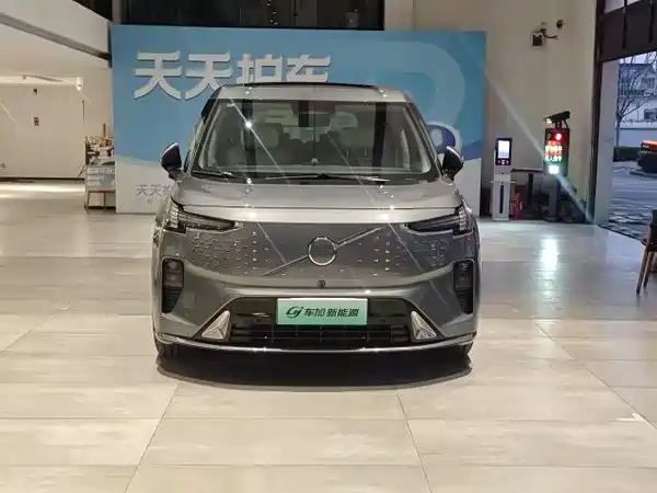 Volvo EM90 2025