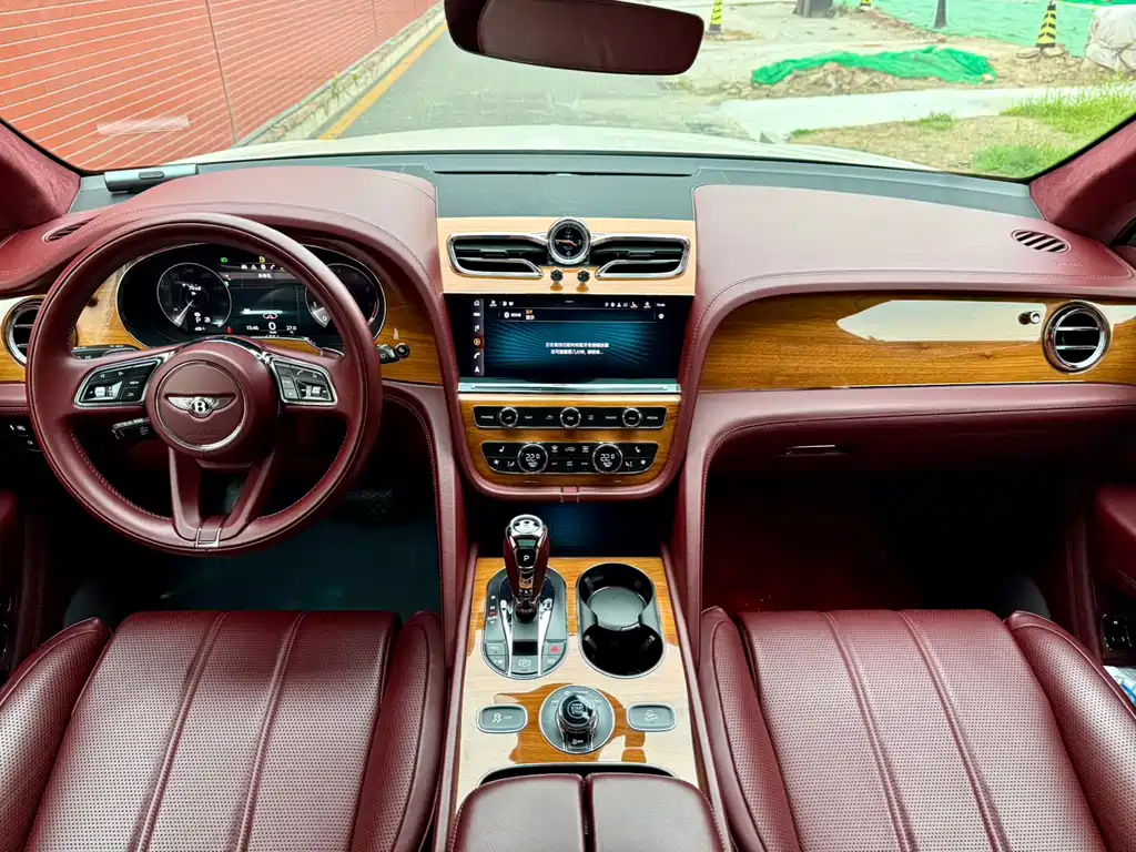 Bentley Bentayga 2021 — фото 12
