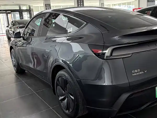 Tesla Model Y 2025