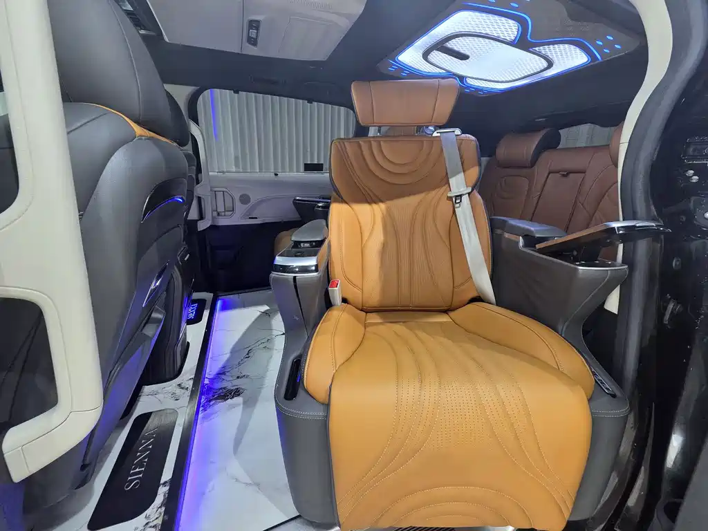 Toyota Sienna 2022 — фото 15