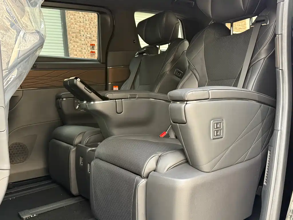 Toyota Alphard — фото 13