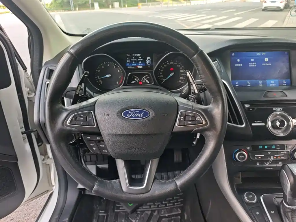 Ford Focus 2018 — фото 11