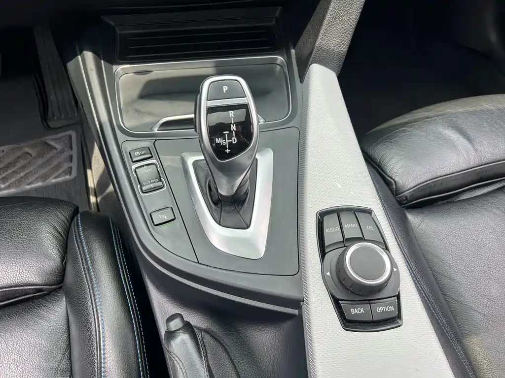 BMW 3 Series 2017 — фото 12