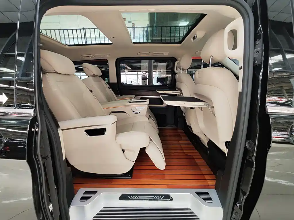 Mercedes-Benz V-Class 2023 — фото 9
