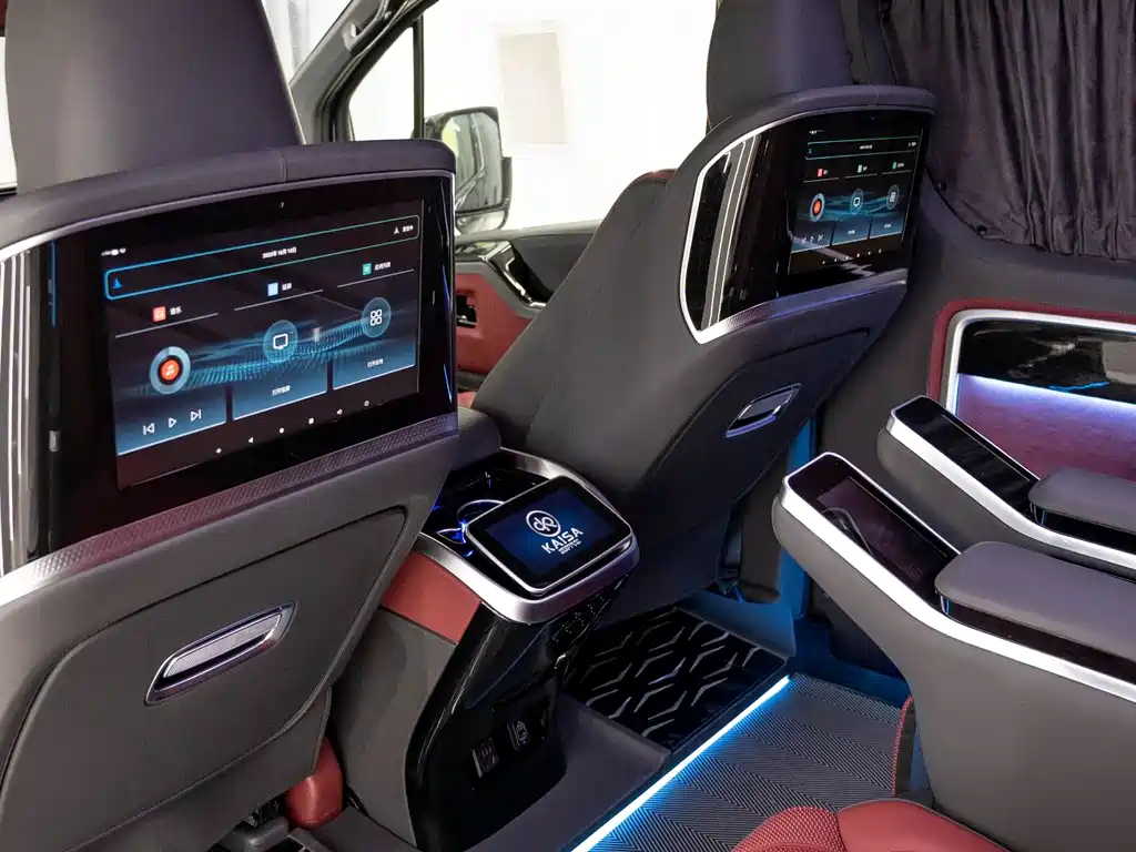 Toyota Hiace — фото 14