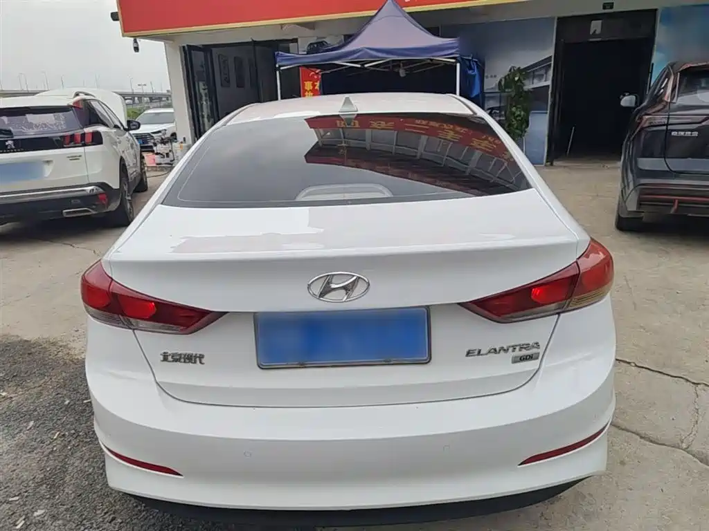 Hyundai Elantra 2017 — фото 6