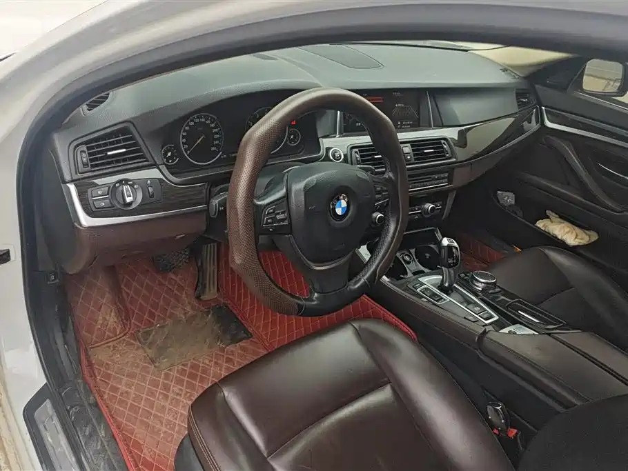 BMW 5 Series 2017 — фото 12