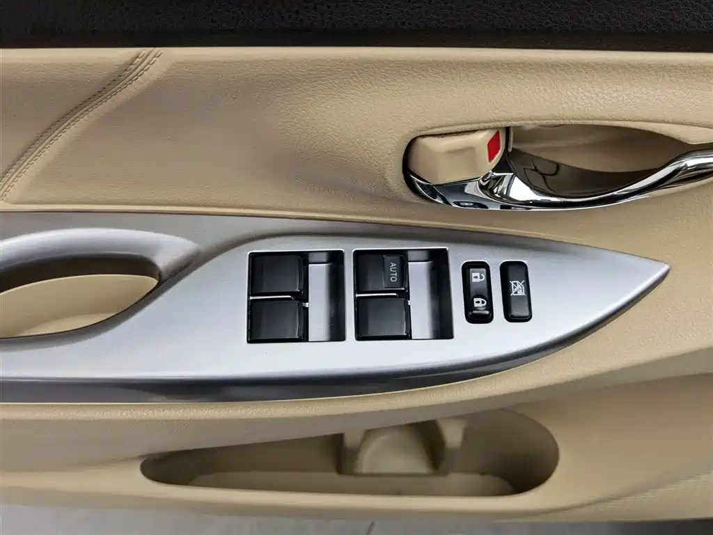 Toyota Yaris L 2015 — фото 9