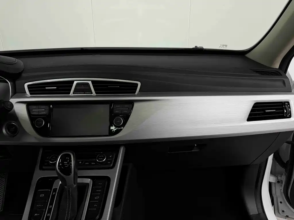 Geely Boyue 2017 — фото 13