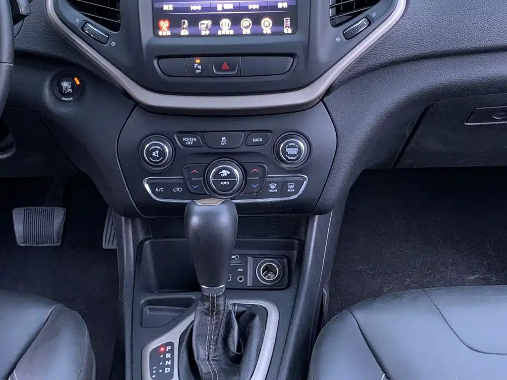 Jeep Cherokee 2017 — фото 13