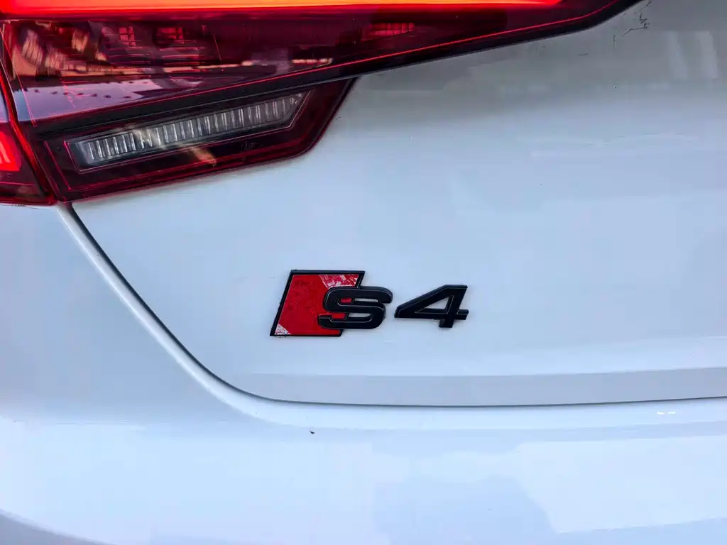 Audi A4L 2018 — фото 19