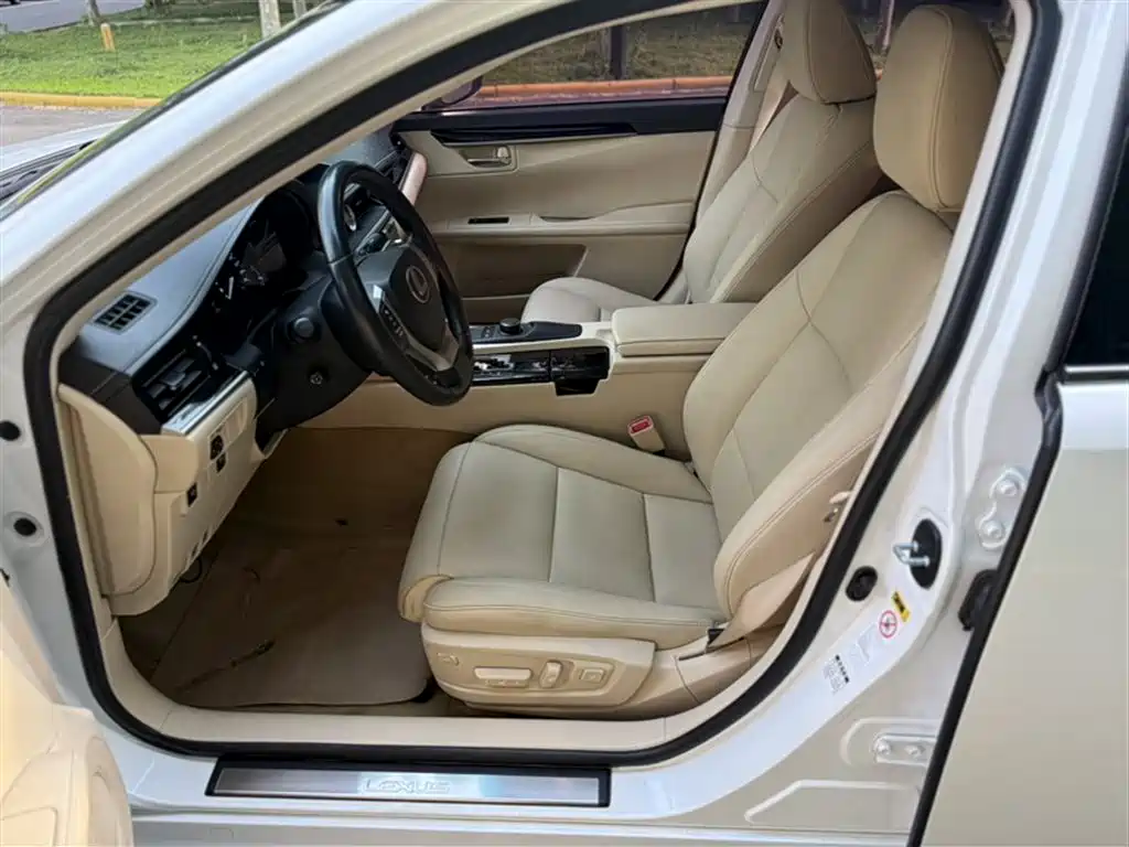 Lexus ES 2015 — фото 17