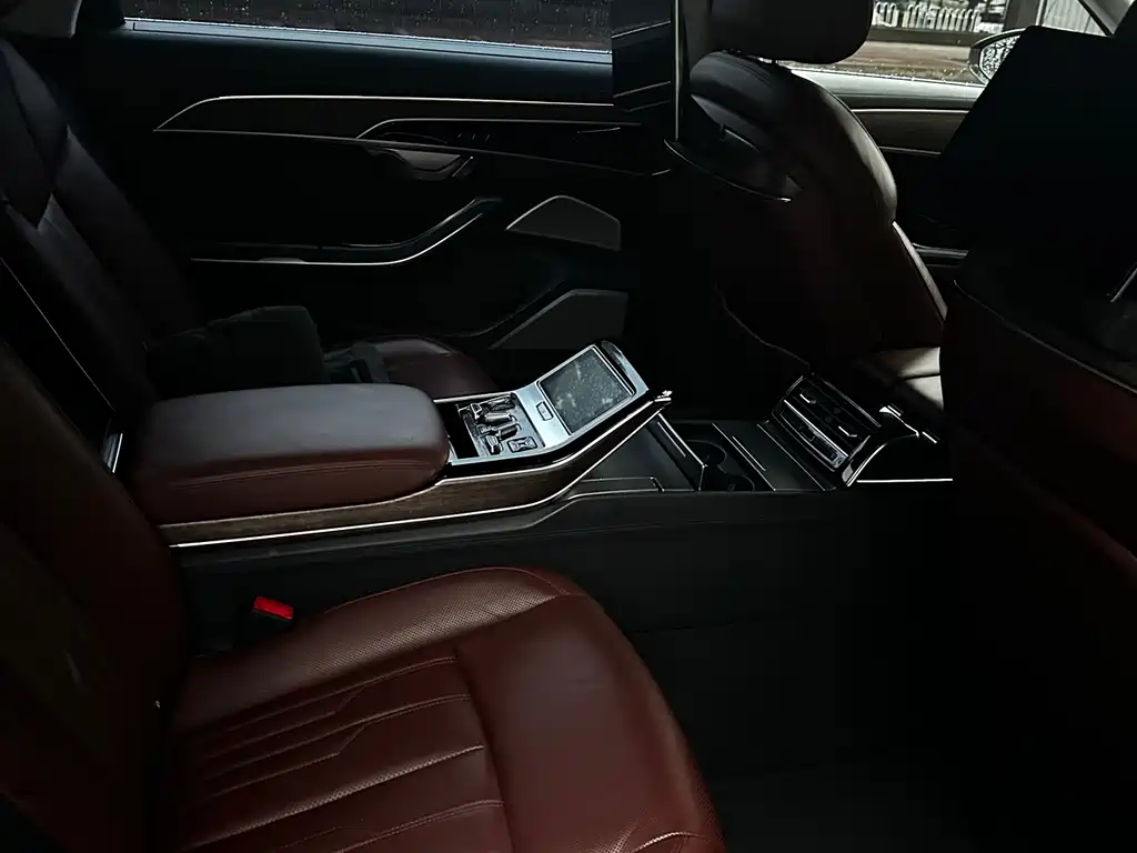 Audi A8 2021 — фото 10