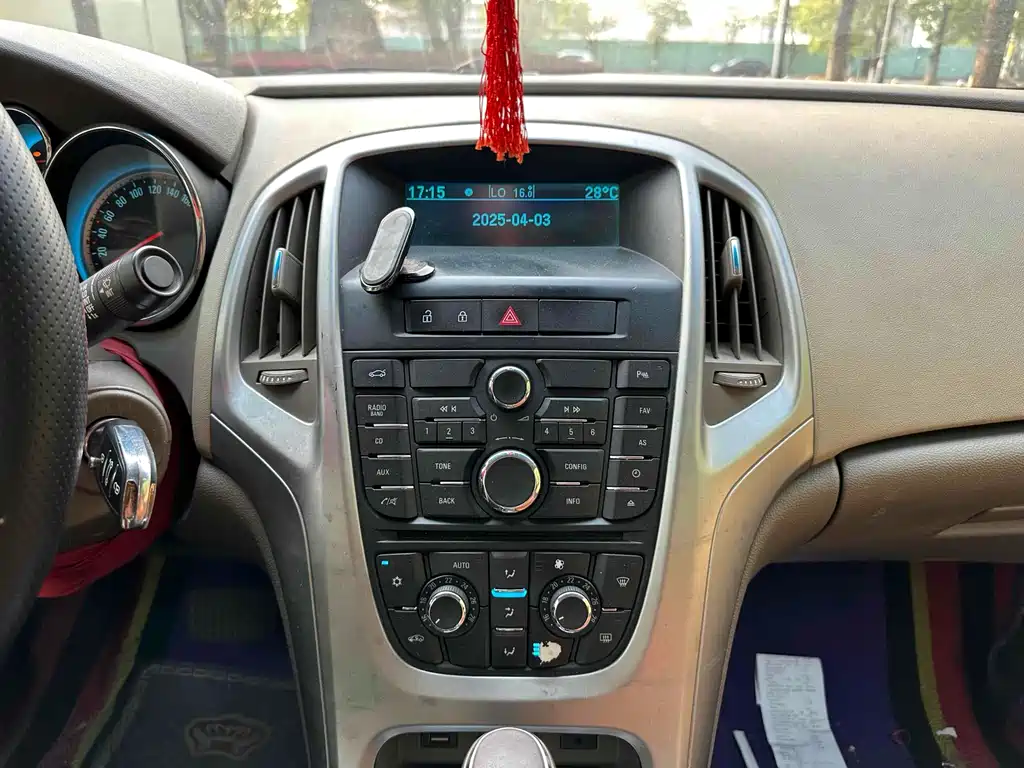Buick Excelle 2015 — фото 11