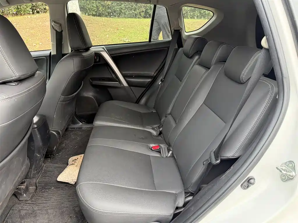 Toyota RAV4 2018 — фото 10