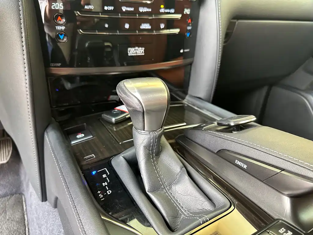 Lexus LX 2017 — фото 11
