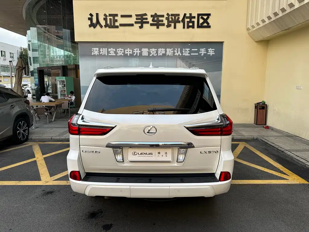 Lexus LX 2017 — фото 25