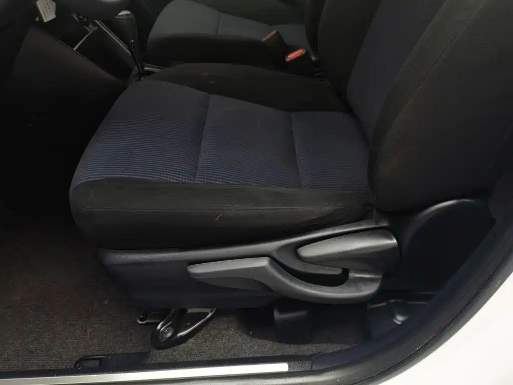 Toyota Yaris L 2018 — фото 20