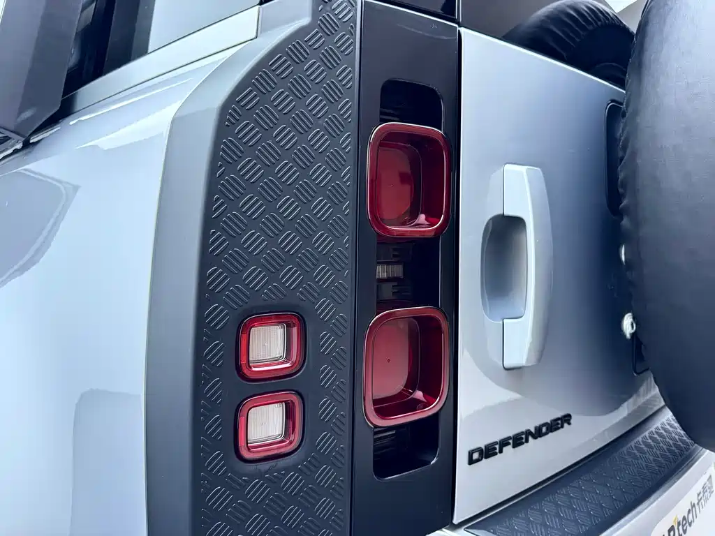 Land Rover Defender 2021 — фото 9