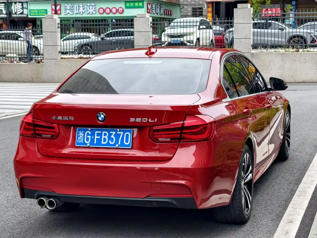 BMW 3 Series 2018 — фото 12