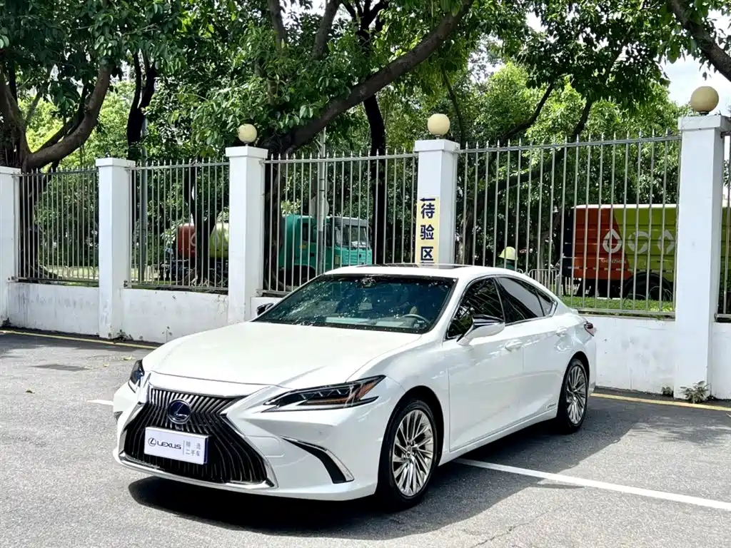 Lexus ES 2019