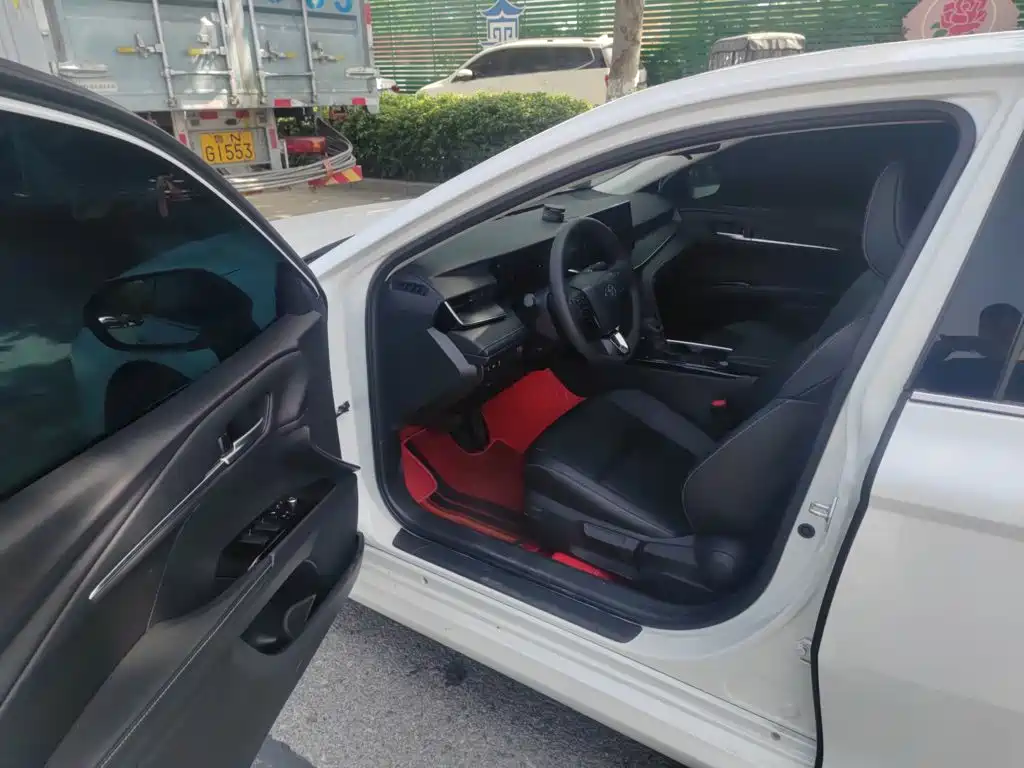 Toyota Camry 2024 — фото 12