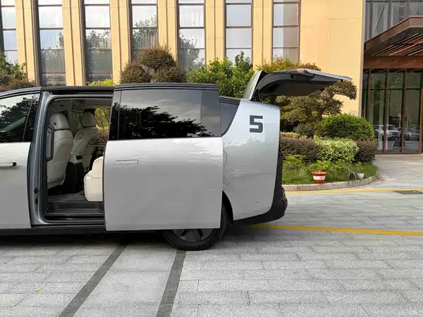 Li Auto MEGA 2024