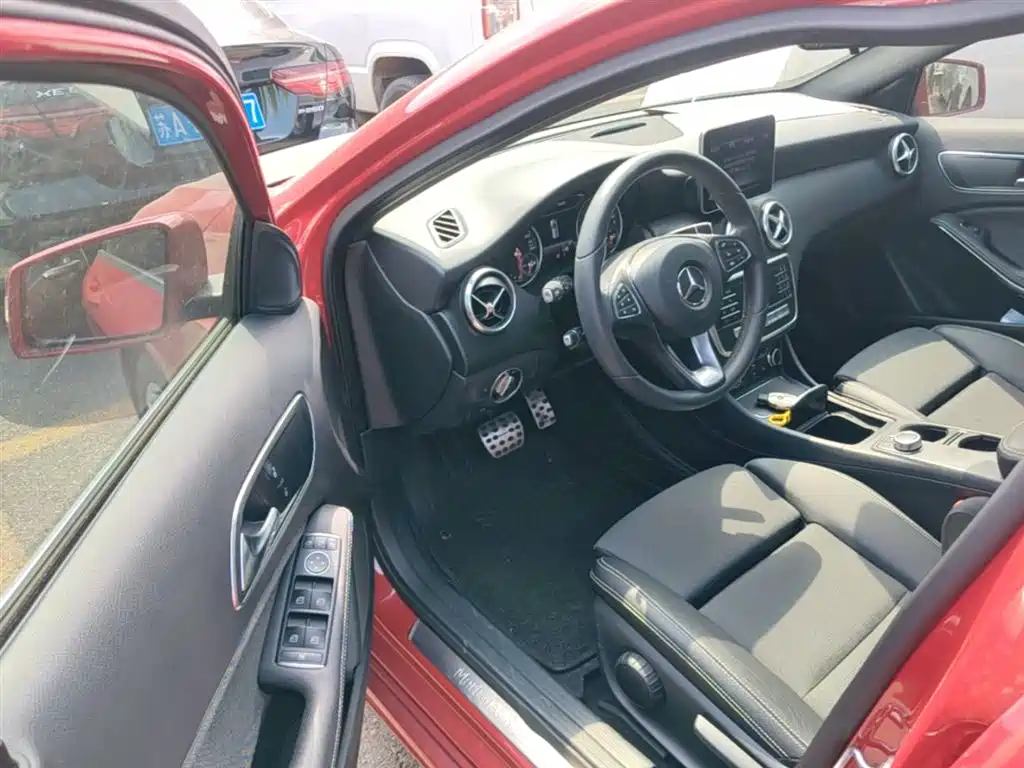 Mercedes-Benz A-Class 2018 — фото 16