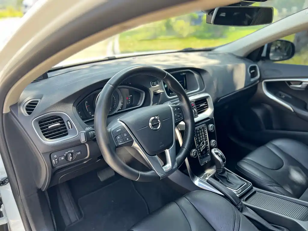 Volvo V40 2016 — фото 13