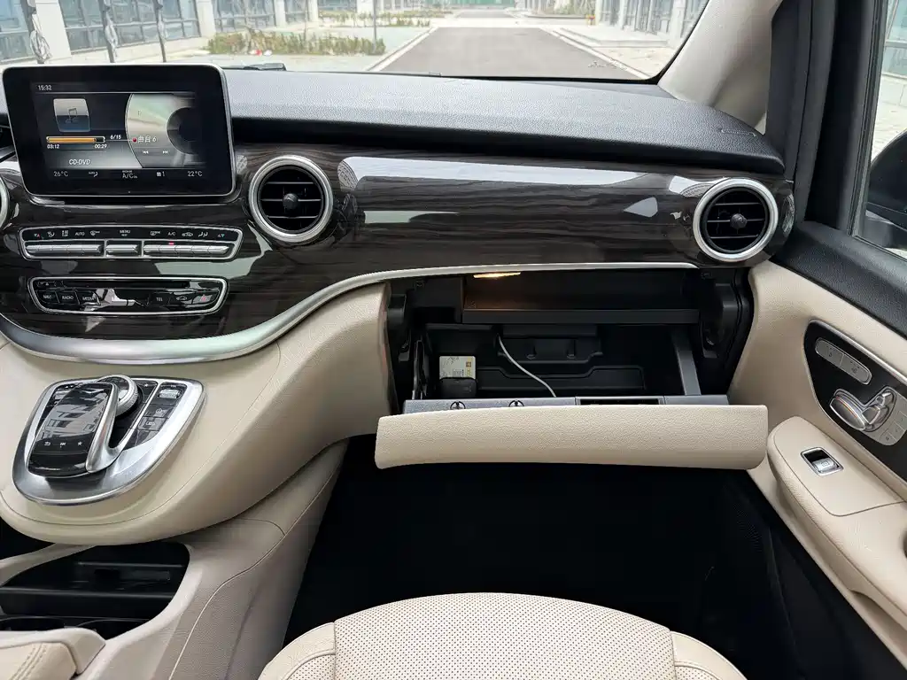 Mercedes-Benz V-Class 2019 — фото 18