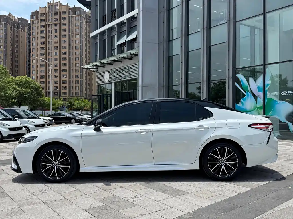 Toyota Camry 2023 — фото 3