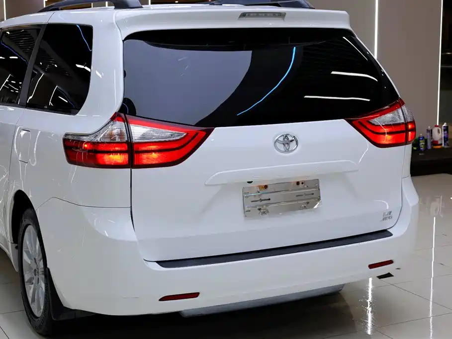 Toyota Sienna 2017 — фото 6
