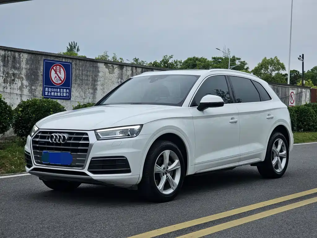 Audi Q5L 2020 — фото 1
