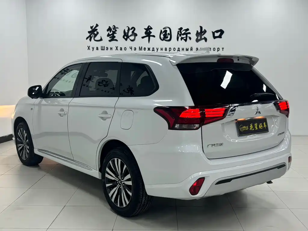 Mitsubishi Outlander 2022 — фото 4
