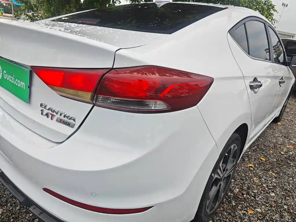 Hyundai Elantra 2019 — фото 8