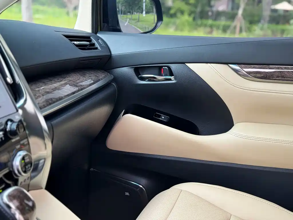 Toyota Alphard 2020 — фото 19
