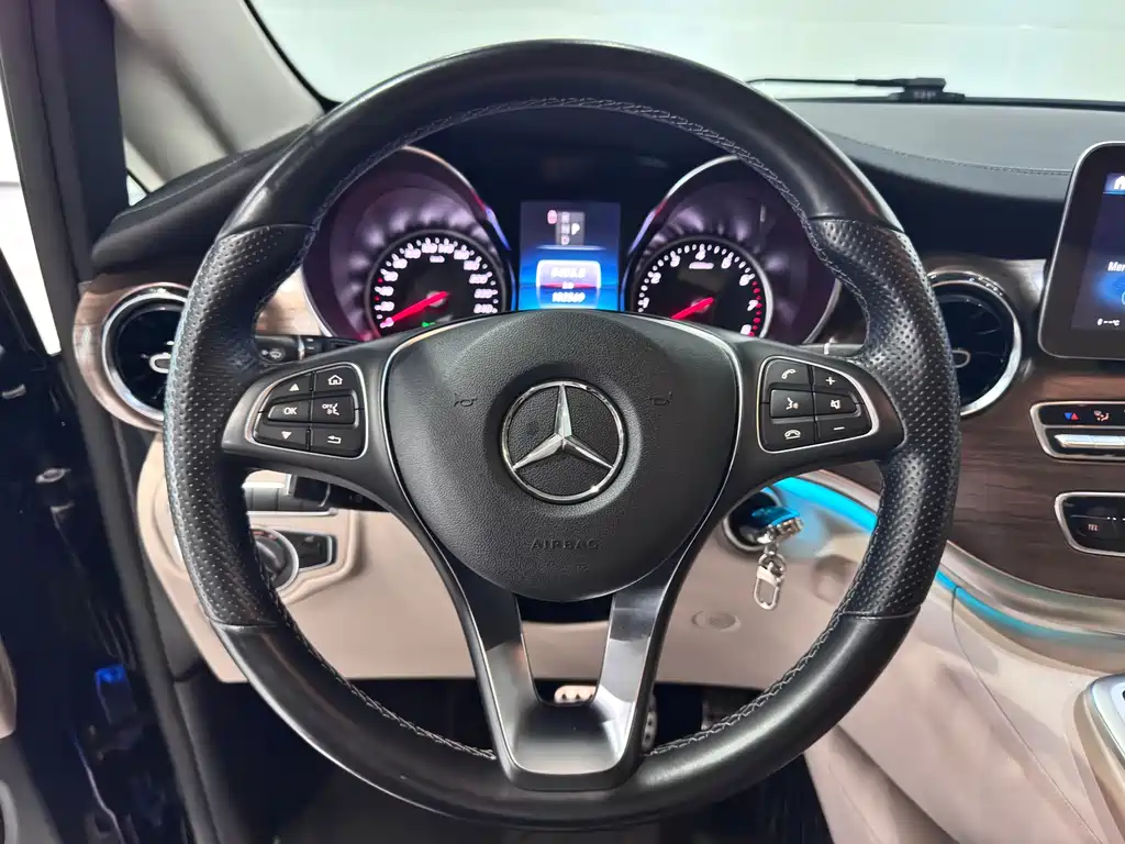 Mercedes-Benz V-Class 2021 — фото 20