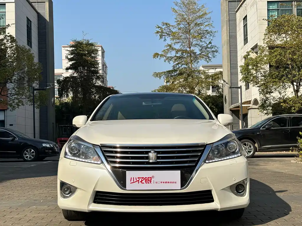 Toyota Crown 2015 — фото 2