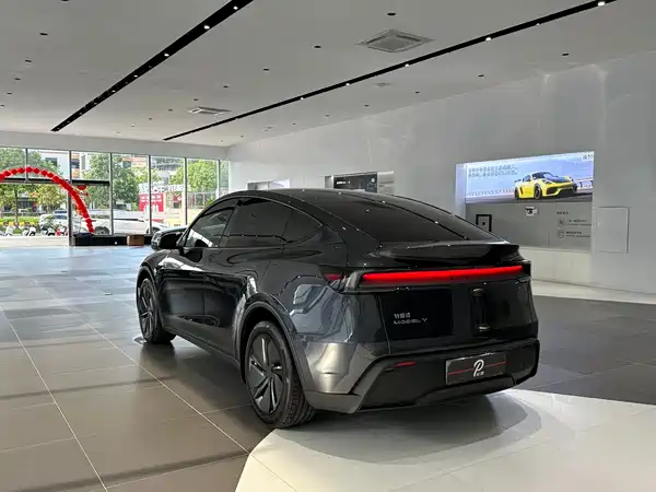 Tesla Model Y 2025