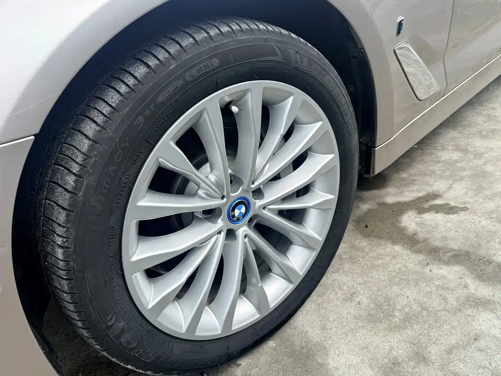 BMW 5 Series New Energy 2019 — фото 6