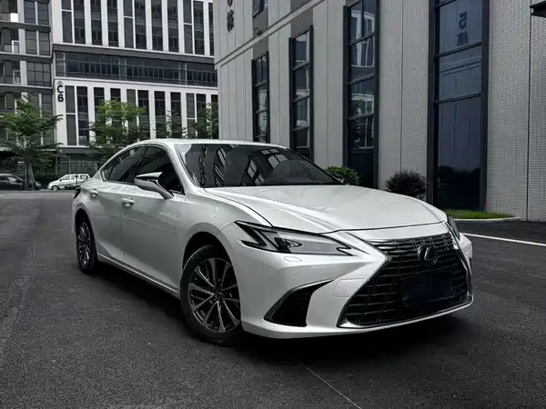 Lexus ES 2025