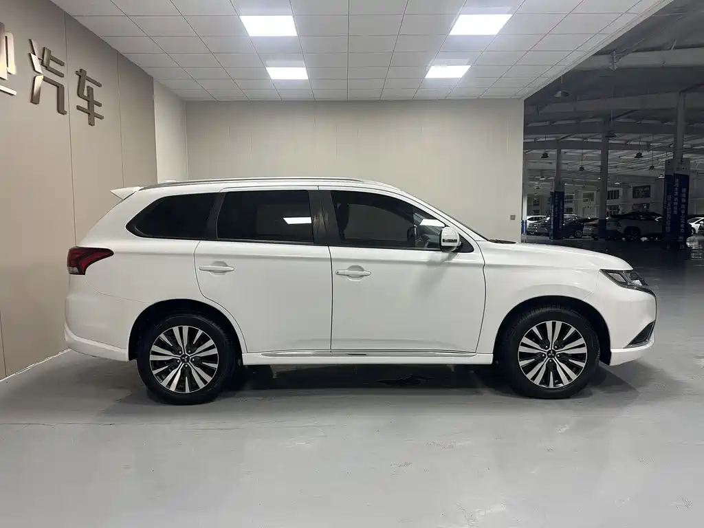 Mitsubishi Outlander 2021 — фото 7