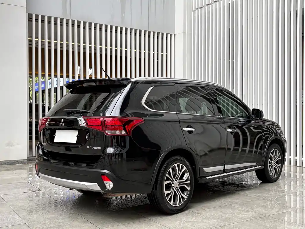 Mitsubishi Outlander 2017 — фото 13