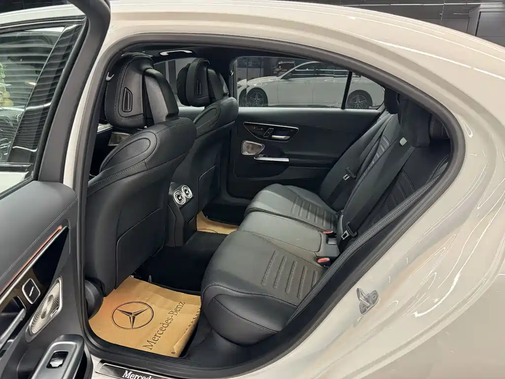 Mercedes-Benz C-Class 2025 — фото 10