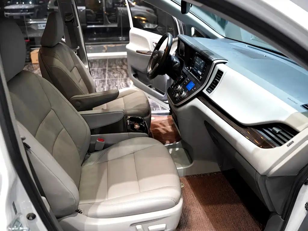 Toyota Sienna 2020 — фото 10