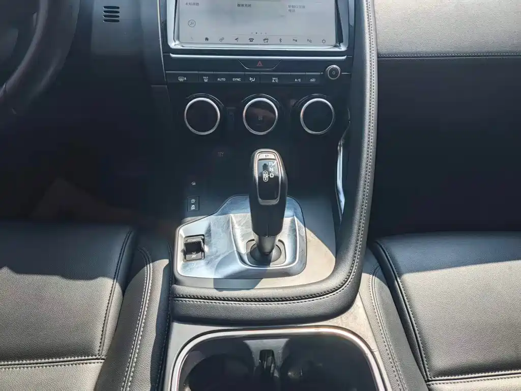 Jaguar E-PACE 2021 — фото 11