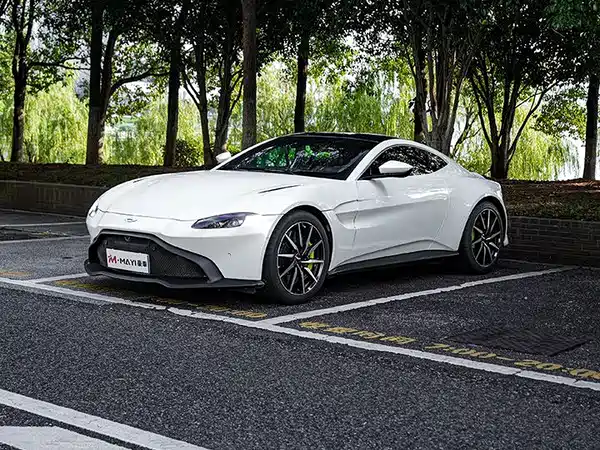 Aston Martin V8 Vantage 2021